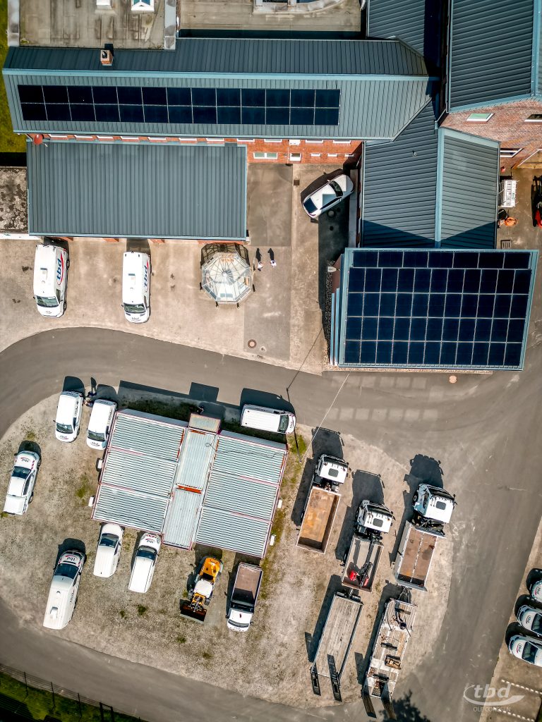 Blick aufs Verwaltungsgebäude mit Hof samt der Photovoltaik-Module.