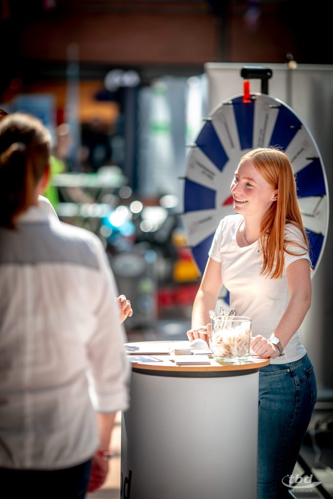 Im Vorjahr haben bereits Hunderte Interessierte den tbd-Stand in der Nordseepassage besucht. Diesmal ist unser Stand draußen auf dem Valoisplatz.