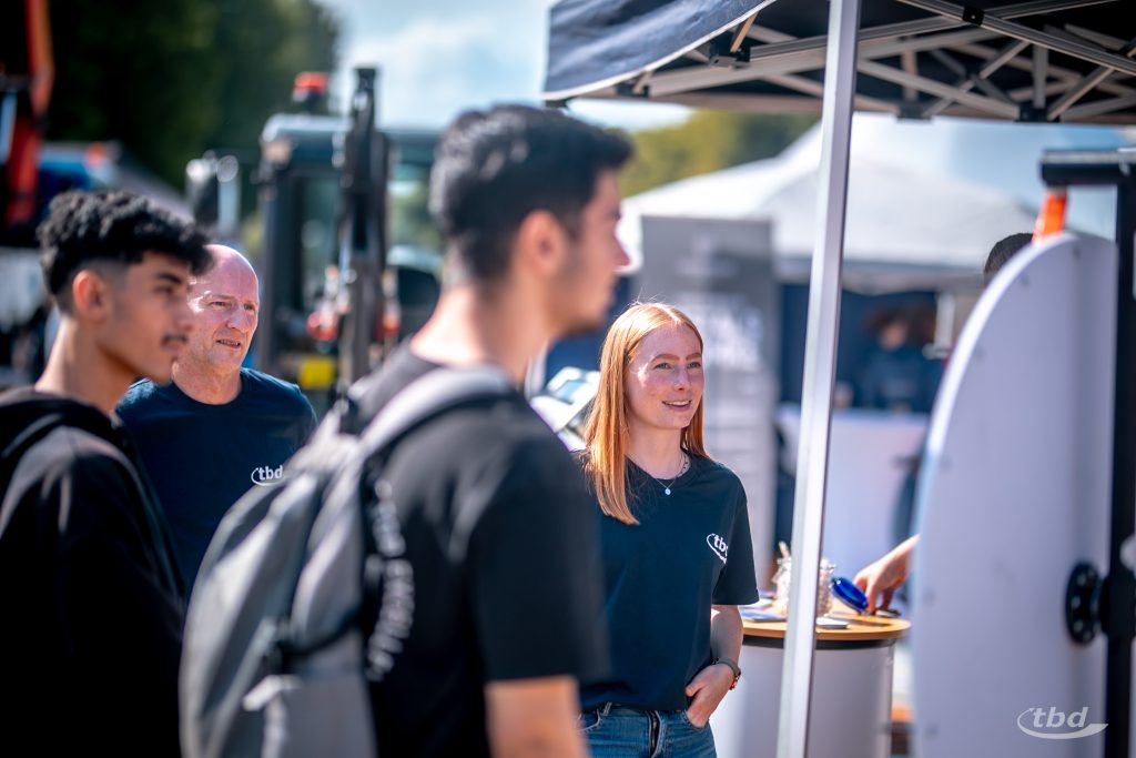Immer wieder tummelten sich Interessierte am Stand - um sich über Job-Perspektiven zu informieren, aber auch um über das berufliche Glück hinaus vielleicht auch einen kleinen Preis beim Glücksrad zu ergattern.