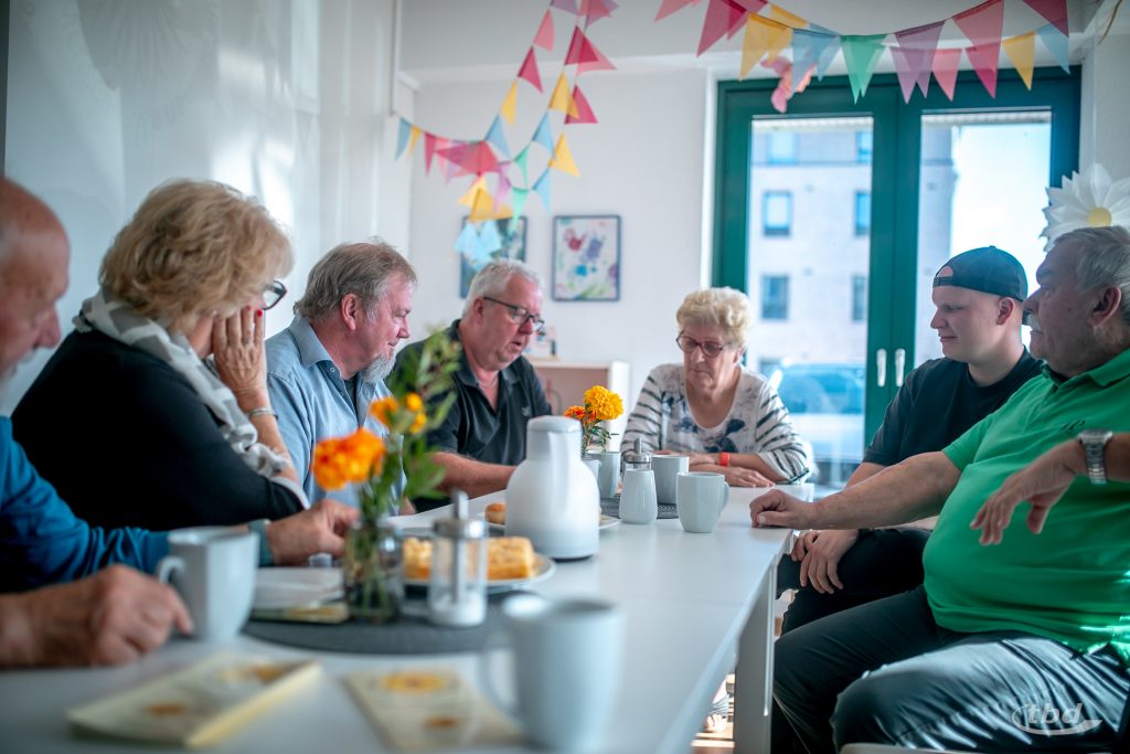 Toller Austausch in gemütlicher Runde im "Bi Us": Der tbd-Betriebsratsvorsitzende Karl Bohlen (Mitte) und die Vereinsmitglieder (von links) Wolfgang Kuhlmann, Manuela Stadtlander-Lüschen, Christian Voß, Christine Kuhlmann sowie Moritz und Jörg Radde.