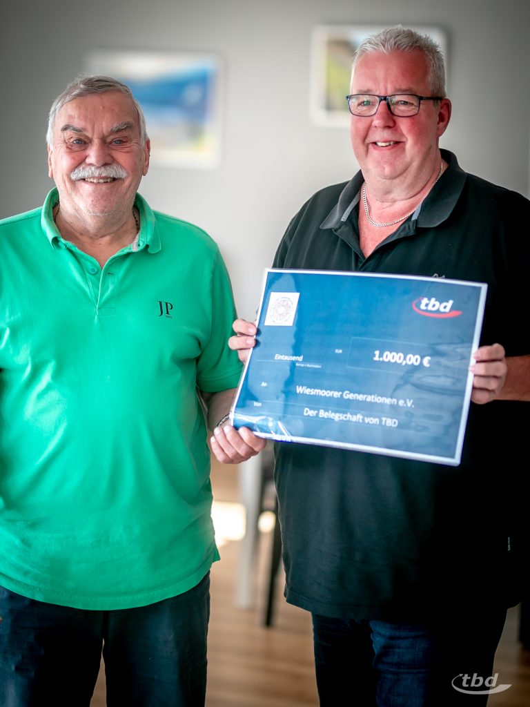Jörg Radde (links), Mitgründer und Schatzmeister des Vereins, nahm den symbolischen Scheck vom tbd-Betriebsratsvorsitzenden Karl Bohlen entgegen.