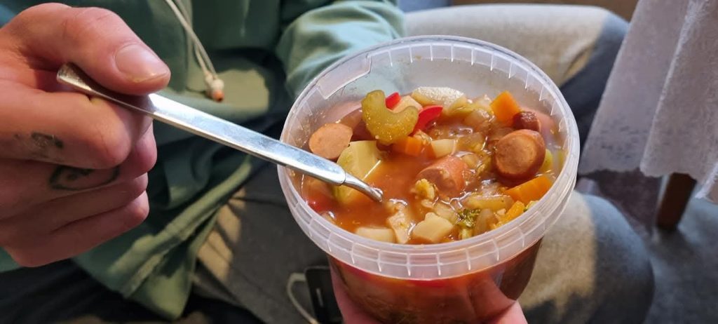 Die warmen Suppen - wie auch in wärmeren Monaten die in Wiesmoor geschmierten Sandwiches - werden beim Tagesaufenthalt für Wohnungslose in Aurich ausgegeben. Foto: Herma Schoon