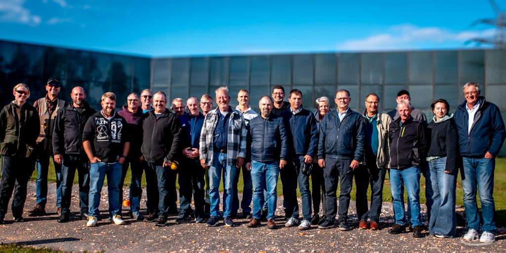 Gemeinsam mit den Trainern Jutta Ledebuhr (von links) und Wilfried Bretting hatte unser Team einen spannenden Nachmittag in auf der Anlage des Jade-Wurftaubenclubs. 