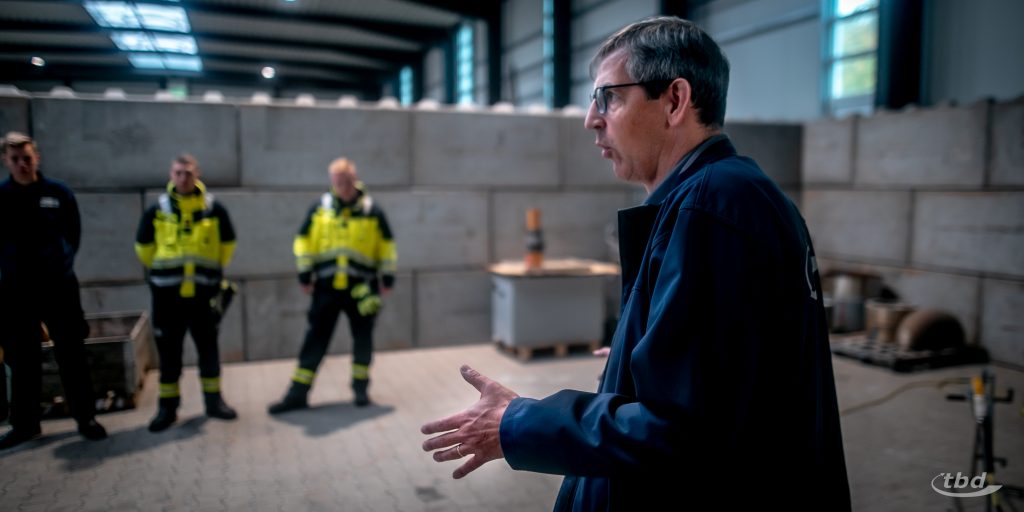 Unser Prüflabor-Leiter Lars Hebbeln erklärte den Teilnehmenden die Arbeit der zerstörungsfreien Werkstoffprüfung - und was beim Strahlenschutz zu beachten ist.