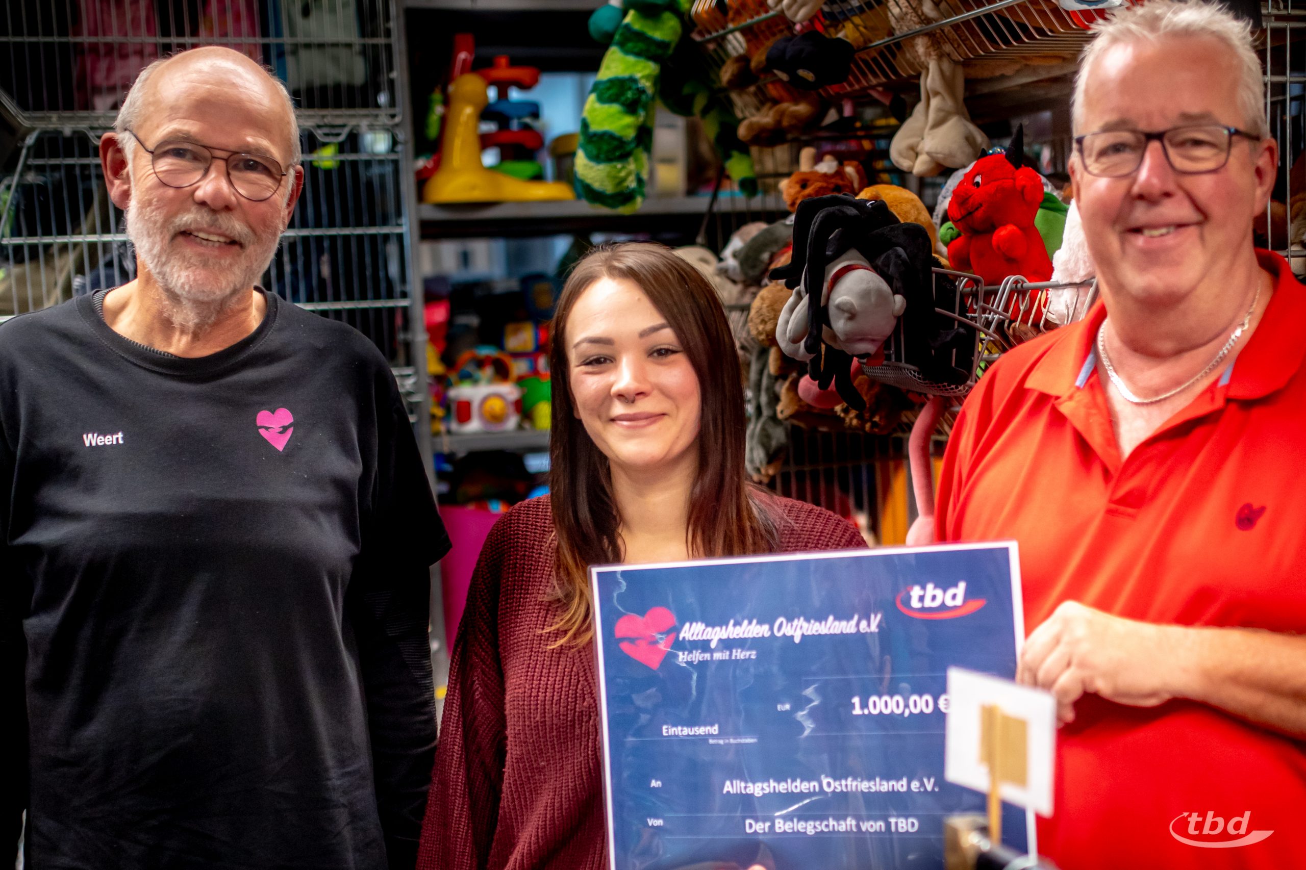 tbd-Belegschaft spendet 1000 Euro an "Alltagshelden Ostfriesland"