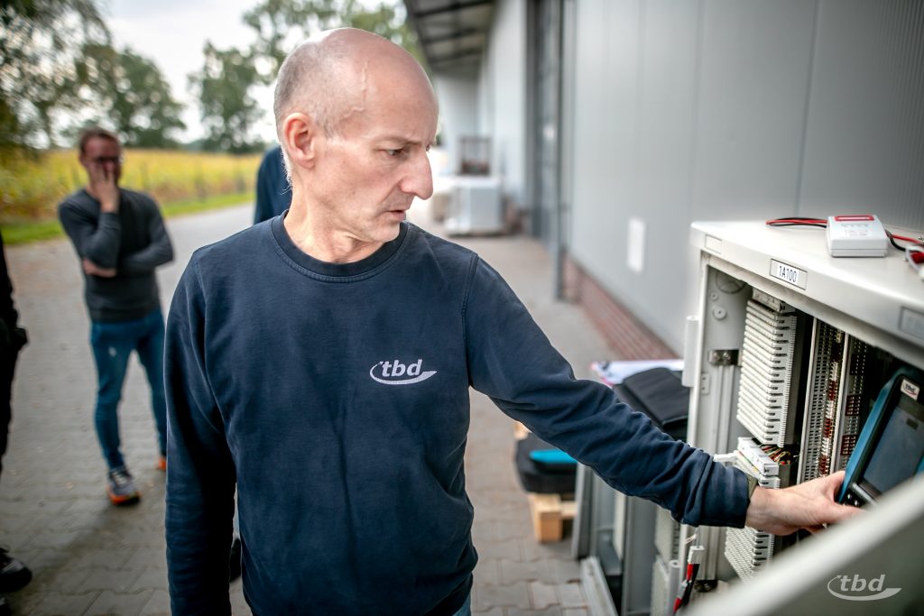 Auch wie man am Verteilerkasten richtig misst, erklärt Trainer Heiko Kischel.