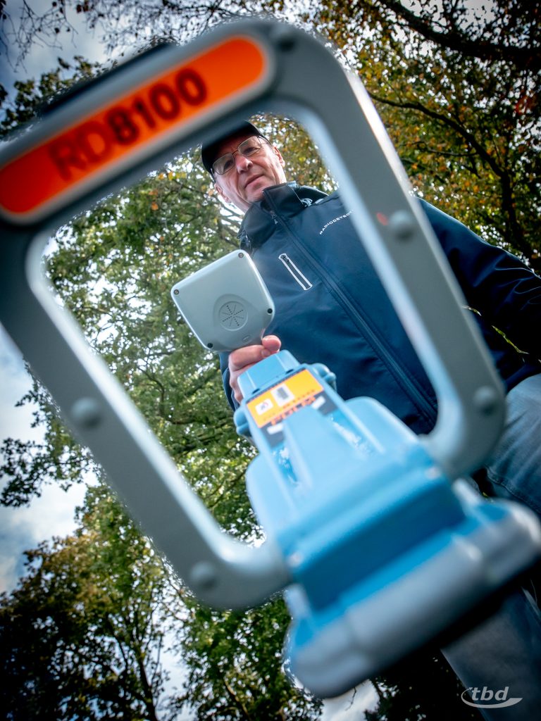 Herbert Eichmann von Radiodetection demonstriert auch selbst das Ortungsgerät im Praxis-Einsatz.