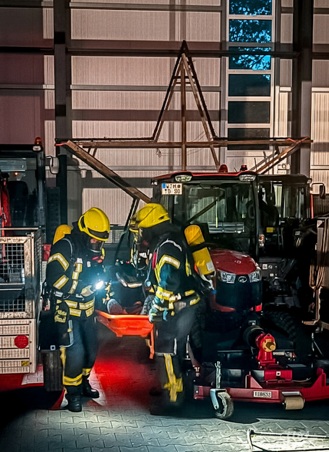 Treckerbrand in der Halle? TBD unterstützt Feuerwehr bei Übung