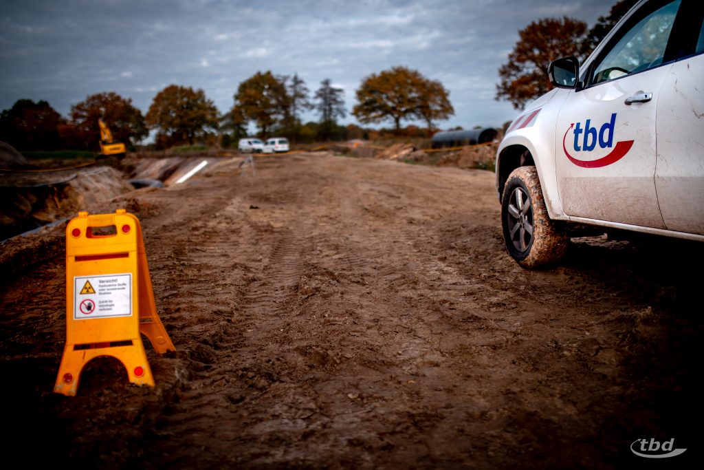 Strahlenschutz ist essenziell: Deswegen sperren unsere Kollegen den Kontrollbereich um die Radiografie-Prüfungen weiträumig ab. Hier gilt für die Durchstrahlungen: Zutritt verboten!