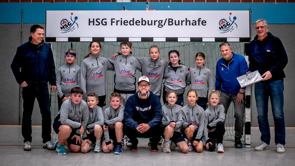 Team und Trainer der gemischten E-Jugend gemeinsam mit den tbd-Geschäftsführern Arnd Kleemann (links) und Uwe Jahnke (rechts).