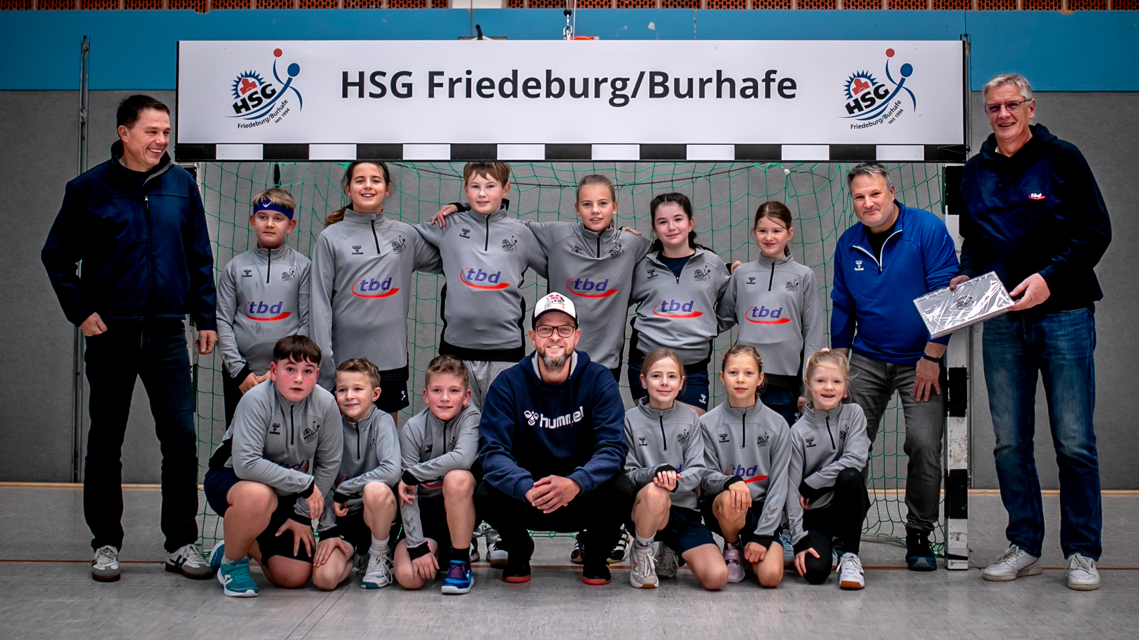 Mädchen und Jungs spielen gemeinsam Handball – tbd unterstützt