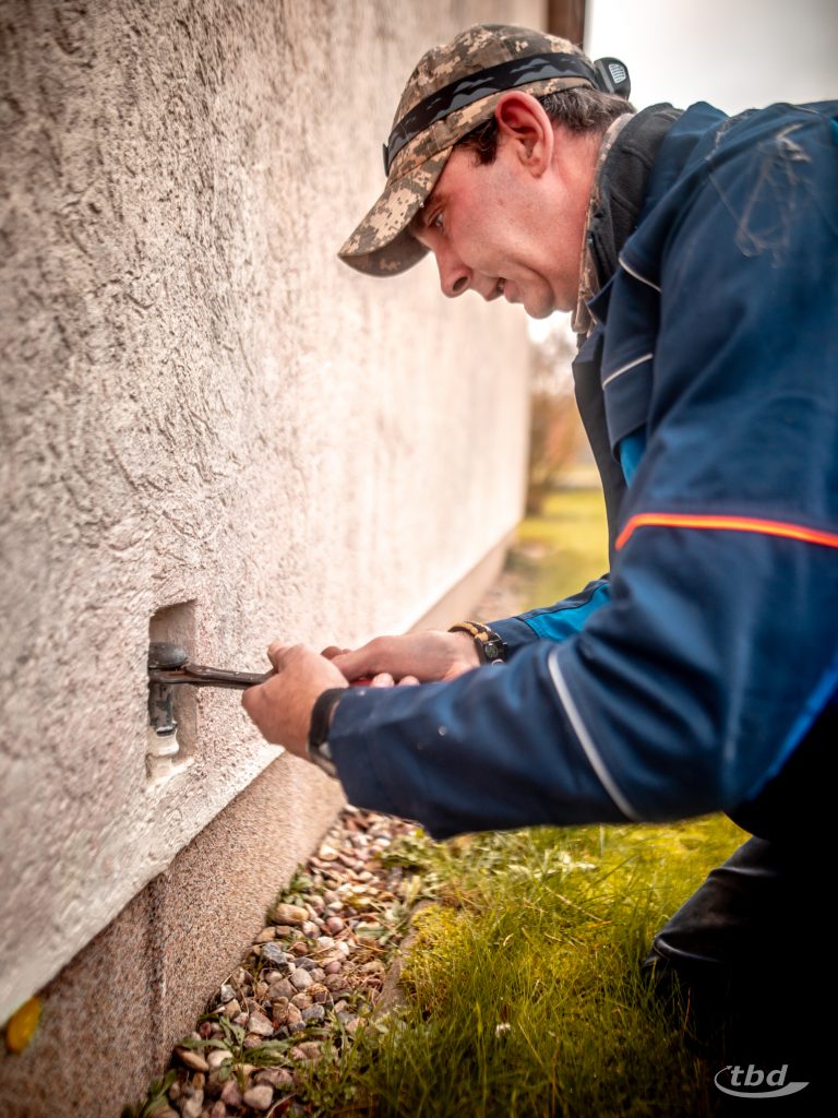 In manchen Häusern endet die Gas-Ausblaseleitung in einer Nische in der Außenwandverkleidung. Deswegen muss Peer diese Leitung nach dem Reglertausch stilllegen.