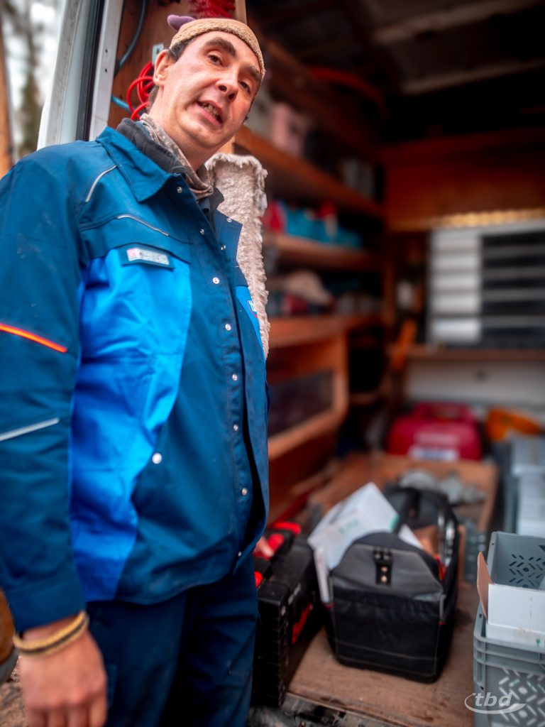 Im Einsatzwagen verstaut Peer Werkzeug, neue Gasdruckregler, Messtechnik, Rohrstücke zum Anpassen - aber auch die alten ausgebauten Exemplare. 