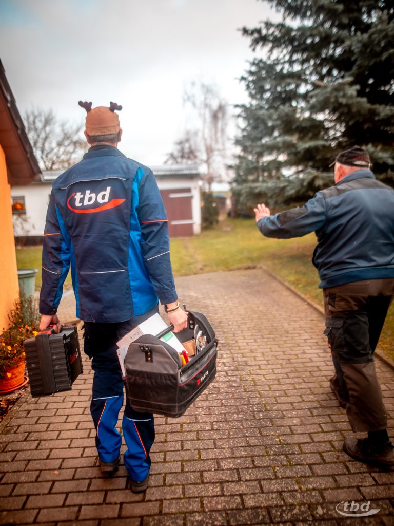 Der Hausbesitzer führt Peer zum Heizungskeller.