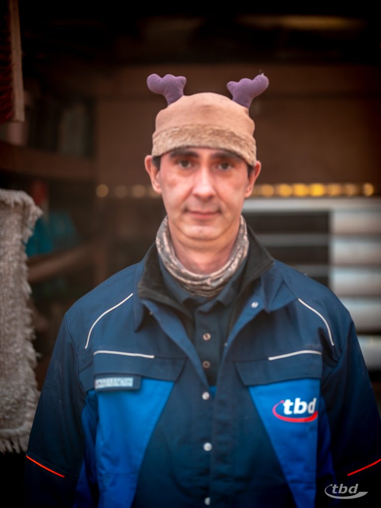 Ohne Schirm, aber mit Charme und Rentiermütze - im Advent: Peer an seinem Einsatzwagen.