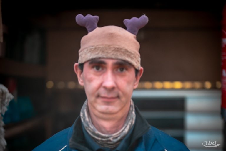 Eine besondere Adventsgeschichte: Warum Peer vor Weihnachten eine Rentiermütze trägt