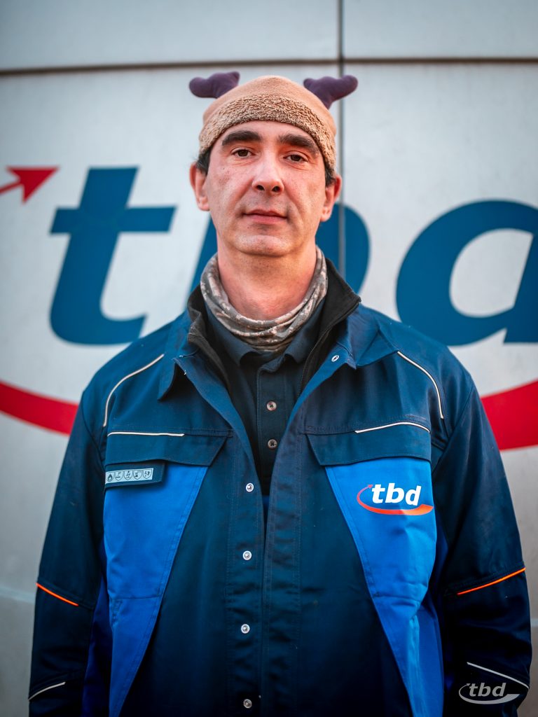 Mit dieser Mütze ist Peer schon ein Unikat unter unseren Mitarbeitenden.