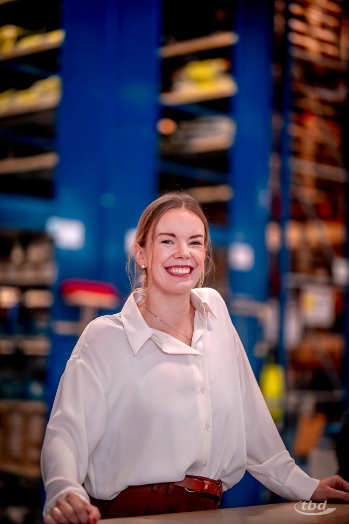 Sina Leuchte im Zentrallager am Standort in Friedeburg.