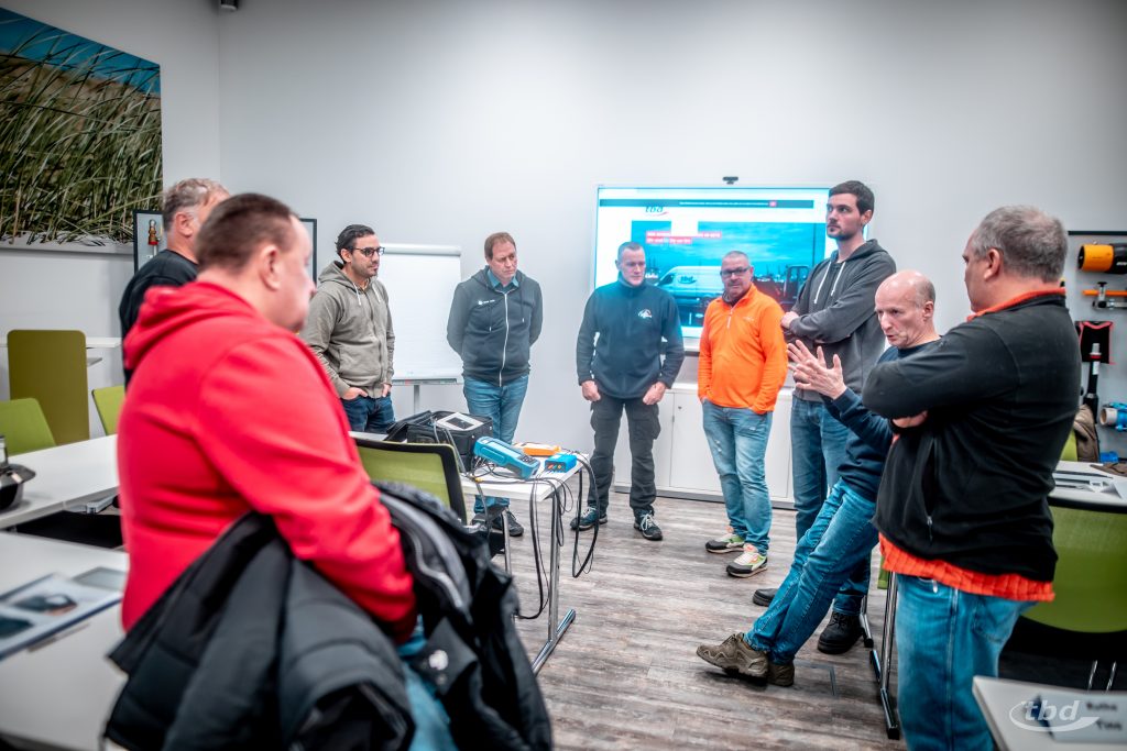 Gunnar Kammler (von rechts), Akademie-Trainer Heiko Kischel und Tobias Sommer im Kreis der Seminarteilnehmer in unserem großen Schulungsraum: Sie haben sich schon im Sommer kennengelernt - bei der Qualifizierung zum Kupfer-Monteur Fernmeldetechnik.