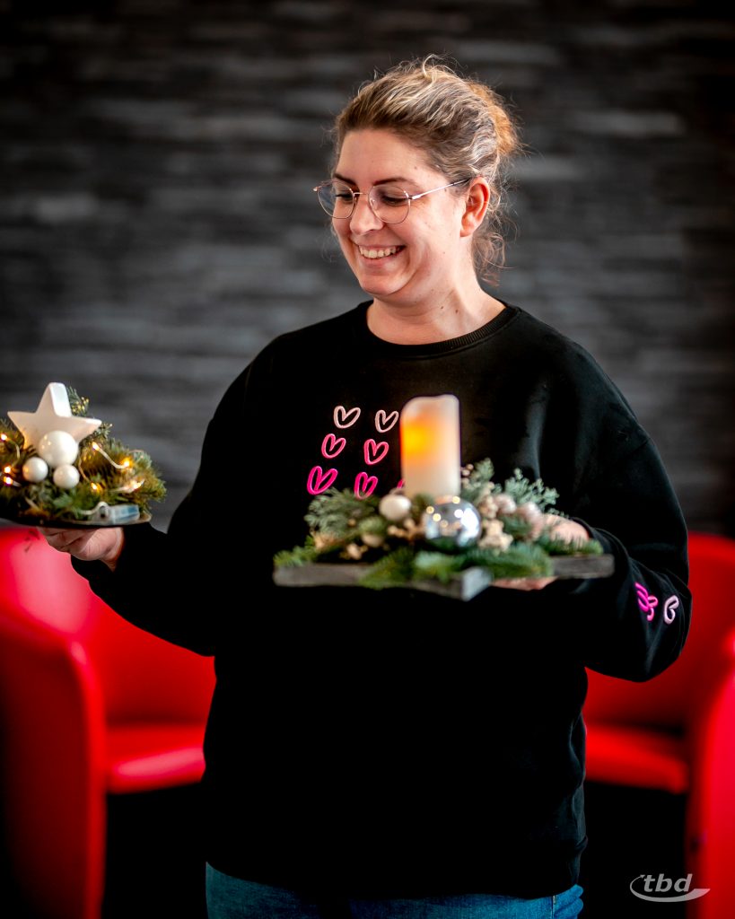 Natascha mit den frisch erneuerten Gestecken.