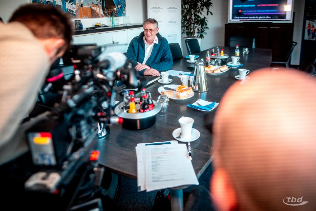 tbd-Geschäftsführer Uwe Jahnke erklärte den Fall auch vor Fernsehkameras.