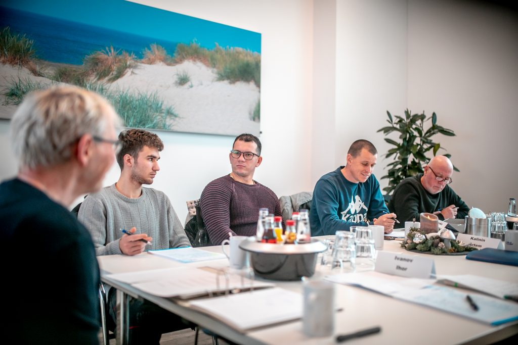 Lehrer Detlef (von links) im Gespräch mit Oleksandr, Oleksii, Dima und Serhii.