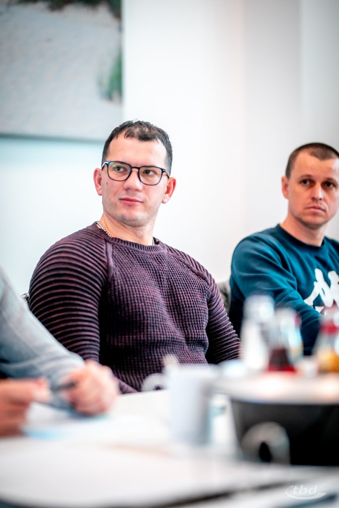 Oleksii (links) und Dima folgen dem Unterricht.