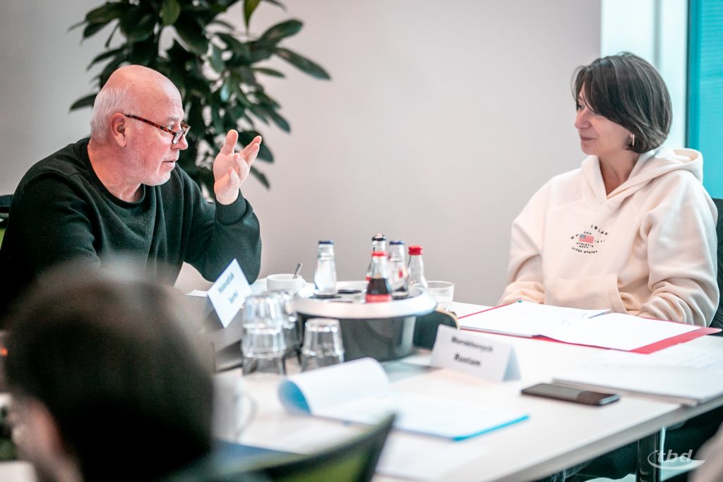 Serhii hat eine Frage, Olha hilft ihm beim Übersetzen.