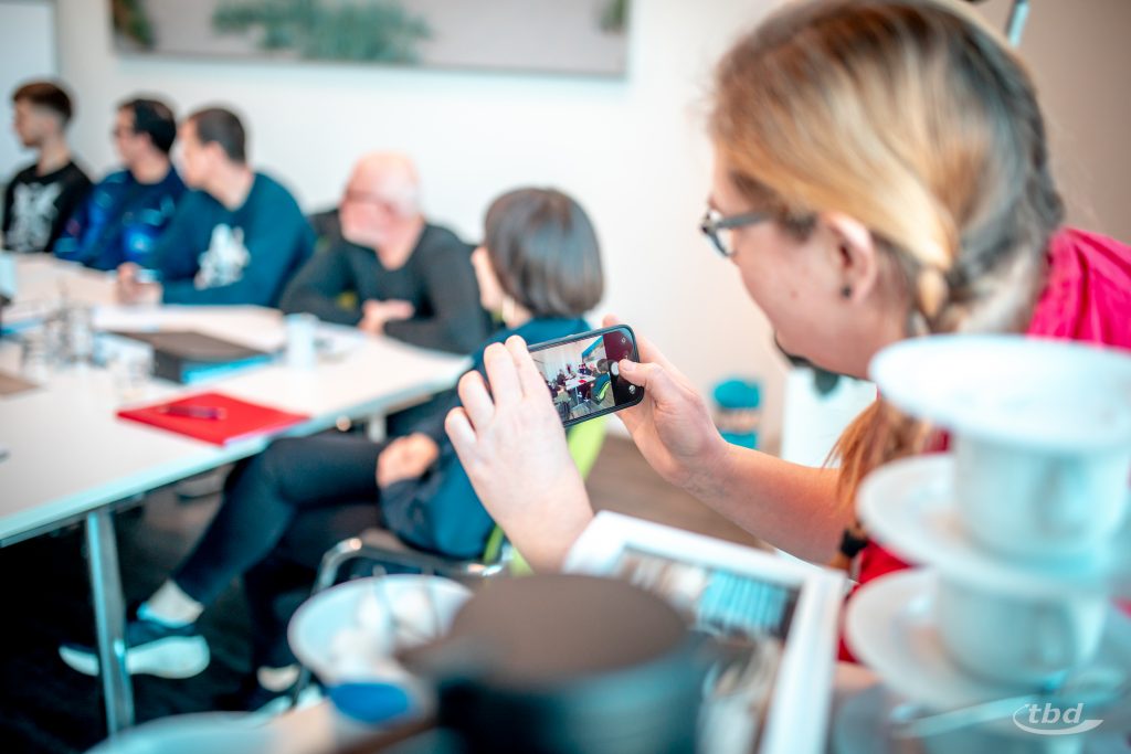 Susanne Ullrich fotografiert eine Szene aus dem Sprachunterricht.