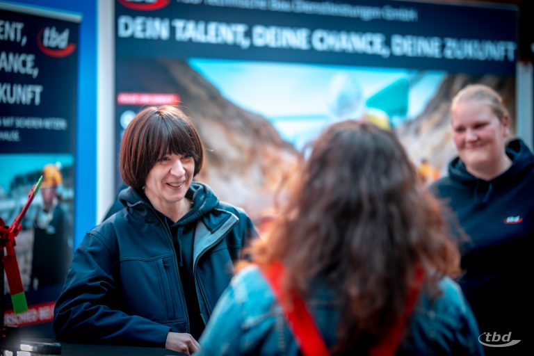Im vorigen Jahr noch Interessentin bei der Jobmesse – jetzt im Team dabei