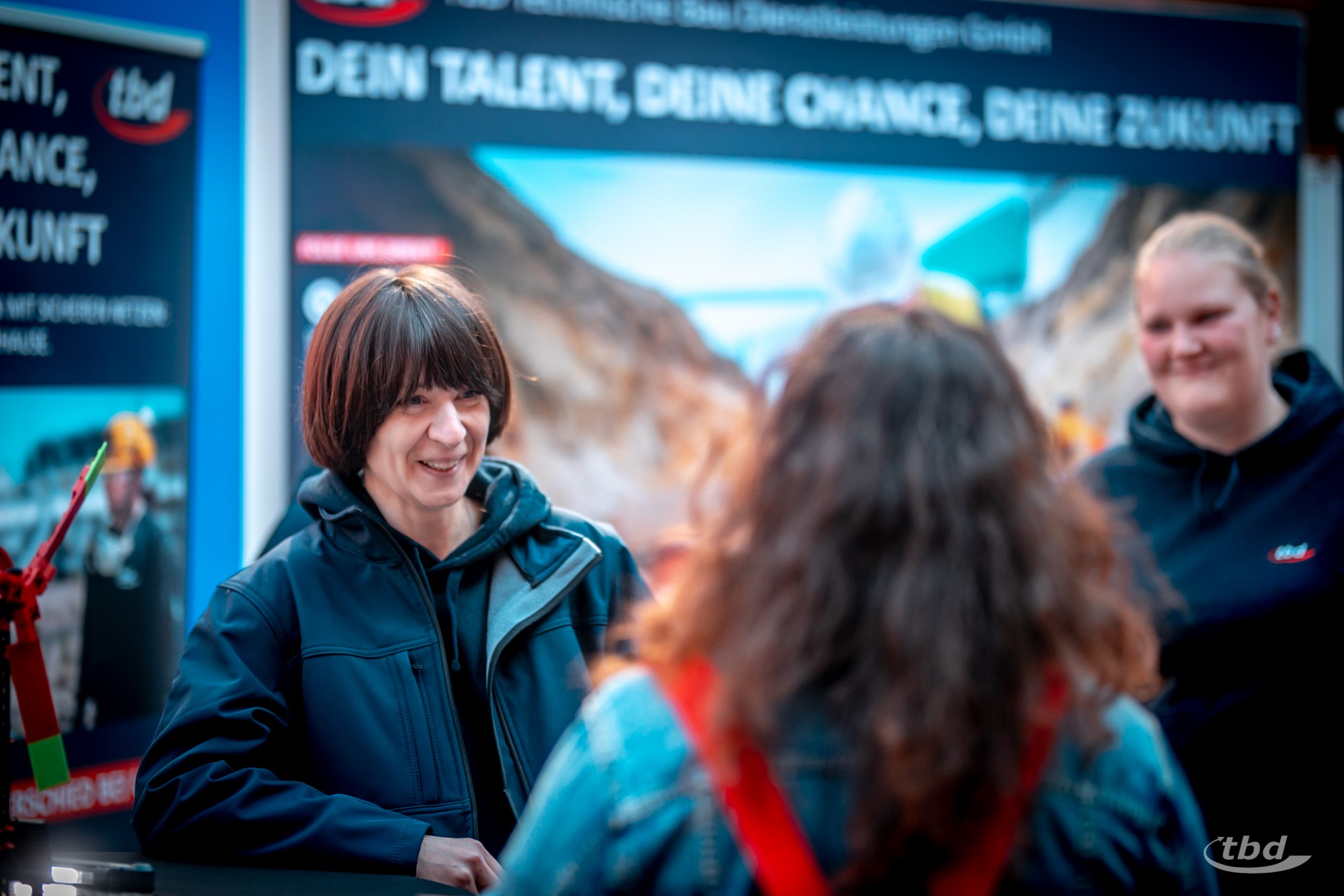 Im vorigen Jahr noch Interessentin bei der Jobmesse – jetzt im Team dabei