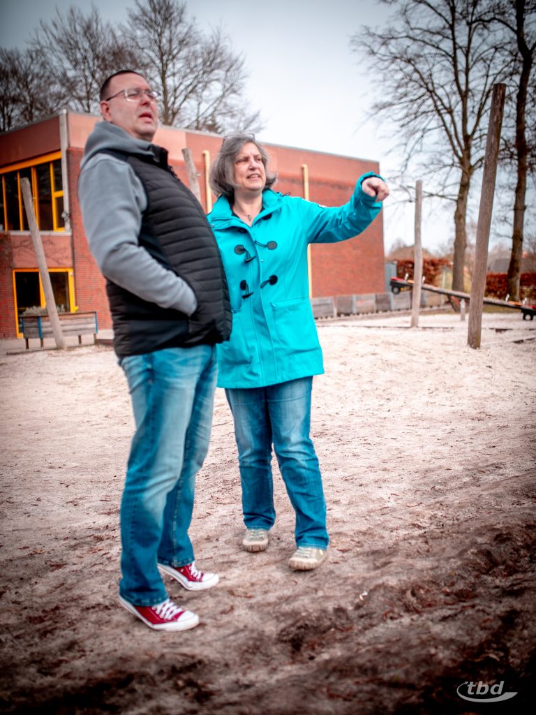 Schulleiterin Andrea Harms zeigt Thomas Schmidt, wo das Rolli-Karussell aufgebaut werden könnte.