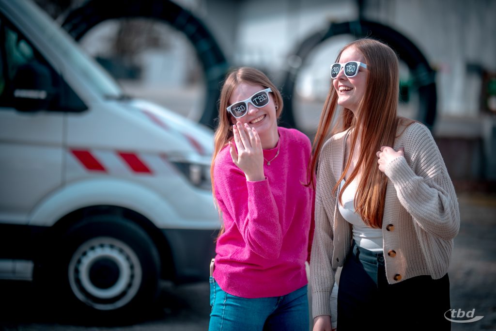 Beide haben viel Spaß beim Ideen-Aushecken.