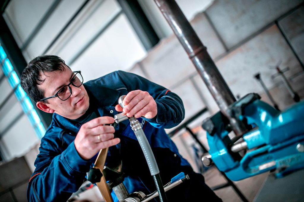 Beim Prüfen des Werkstücks geht Oleksii mit großer Präzision vor.