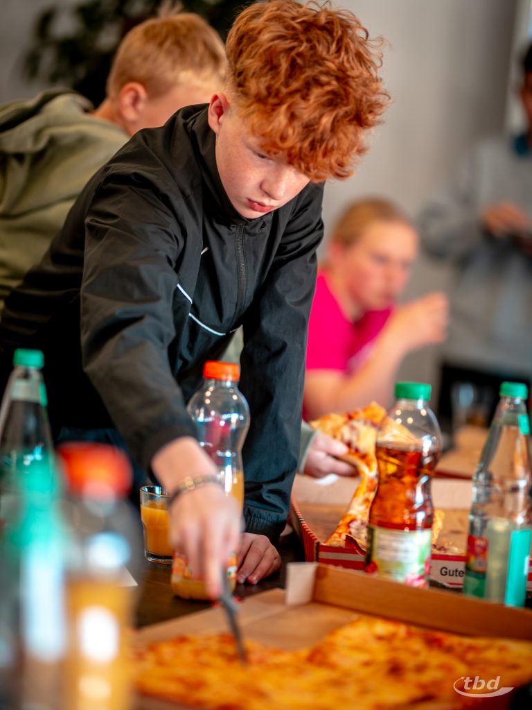 Leckere Stärkung: Keno nimmt sich ein Stück Pizza.