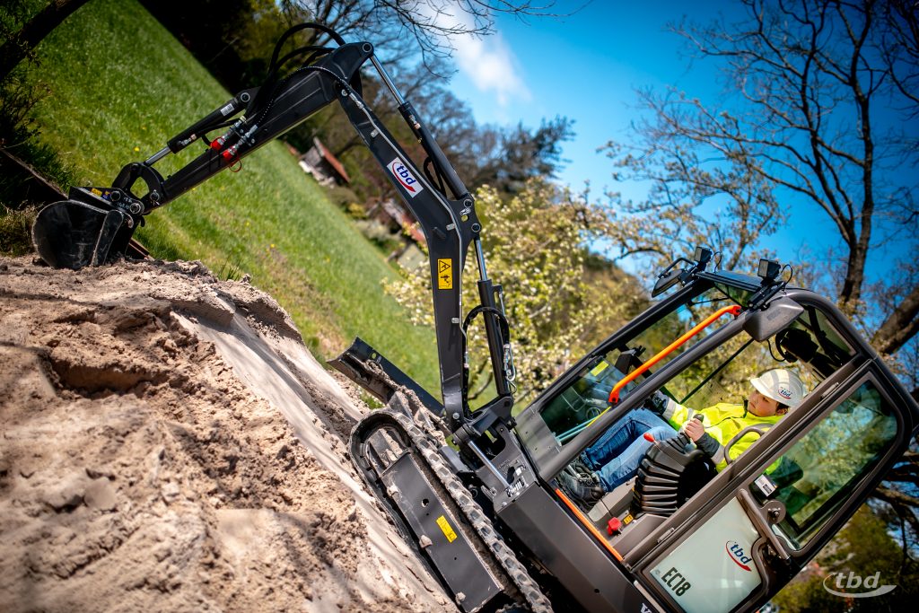 Ole in seinem Element: beim Zukunftstag durfte er mit dem Elektro-Minibagger manövrieren.
