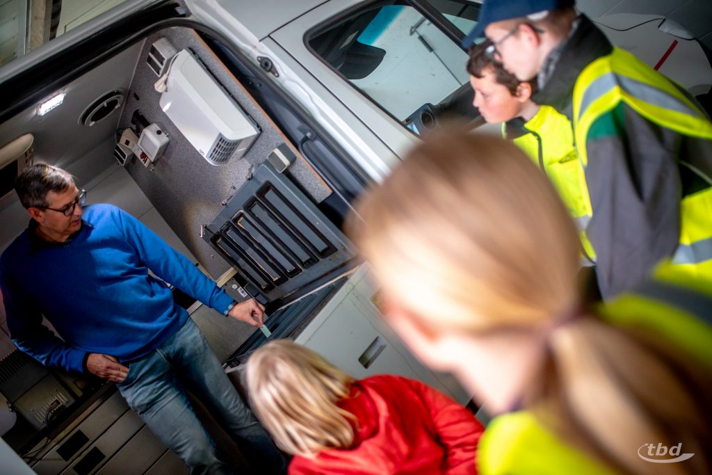 Unser Laborleiter Lars erklärte den Kindern beim Zukunftstag auch, wie ein Laborwagen funktioniert.