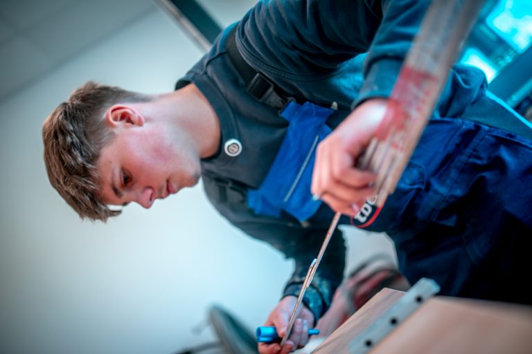 Azubis bauen neue Ausbildungs-Werkstatt in unserer tbd-Akademie auf