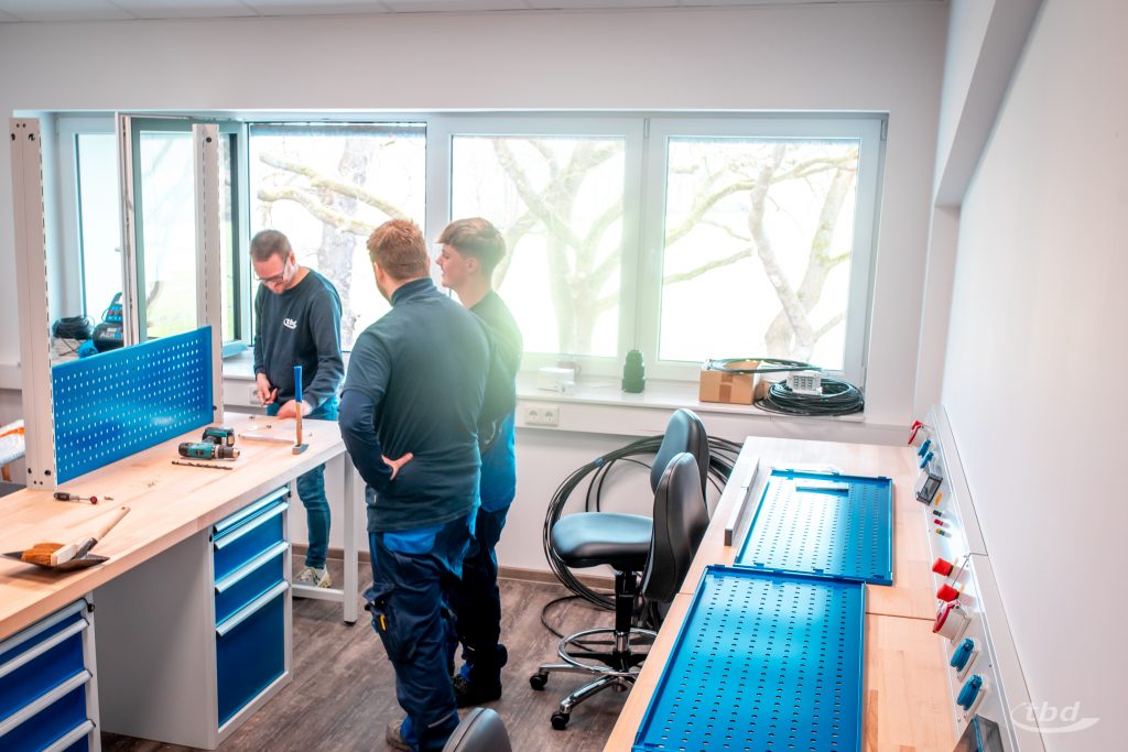 Ausbildungs-Koordinator Jan-Christoph (von links) und die Azubis Jannick und Pascal hatten viel Spaß beim Aufbau der Azubi-Werkstatt.