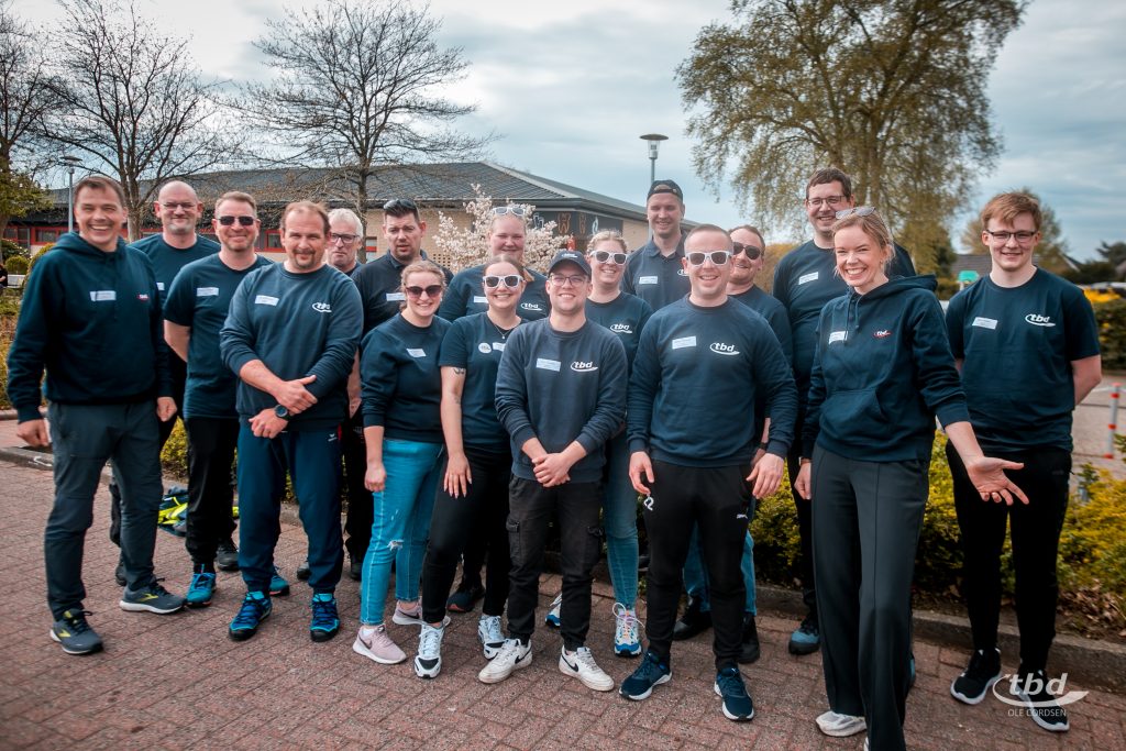 Schon vor dem Start bei bester Laune: unsere Teams bei den Betriebssport-Landesmeisterschaften im Boßeln.