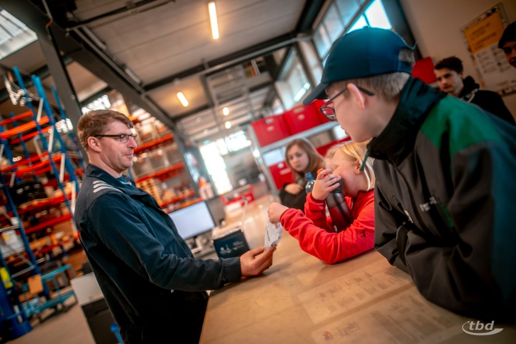 Ole in seinem Element: endlich mit dem Elektro-Minibagger manövriere.