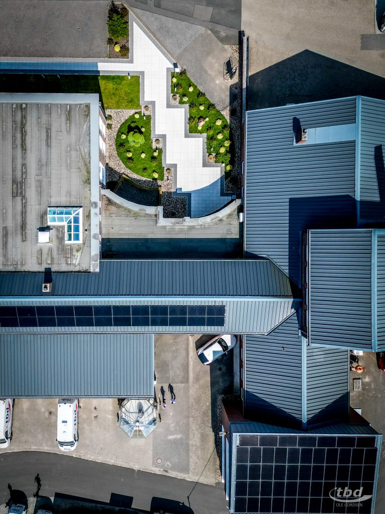 Die Schnellladesäulen werden, wann immer die Sonne es zulässt, aus unserer PV-Anlage gespeist.