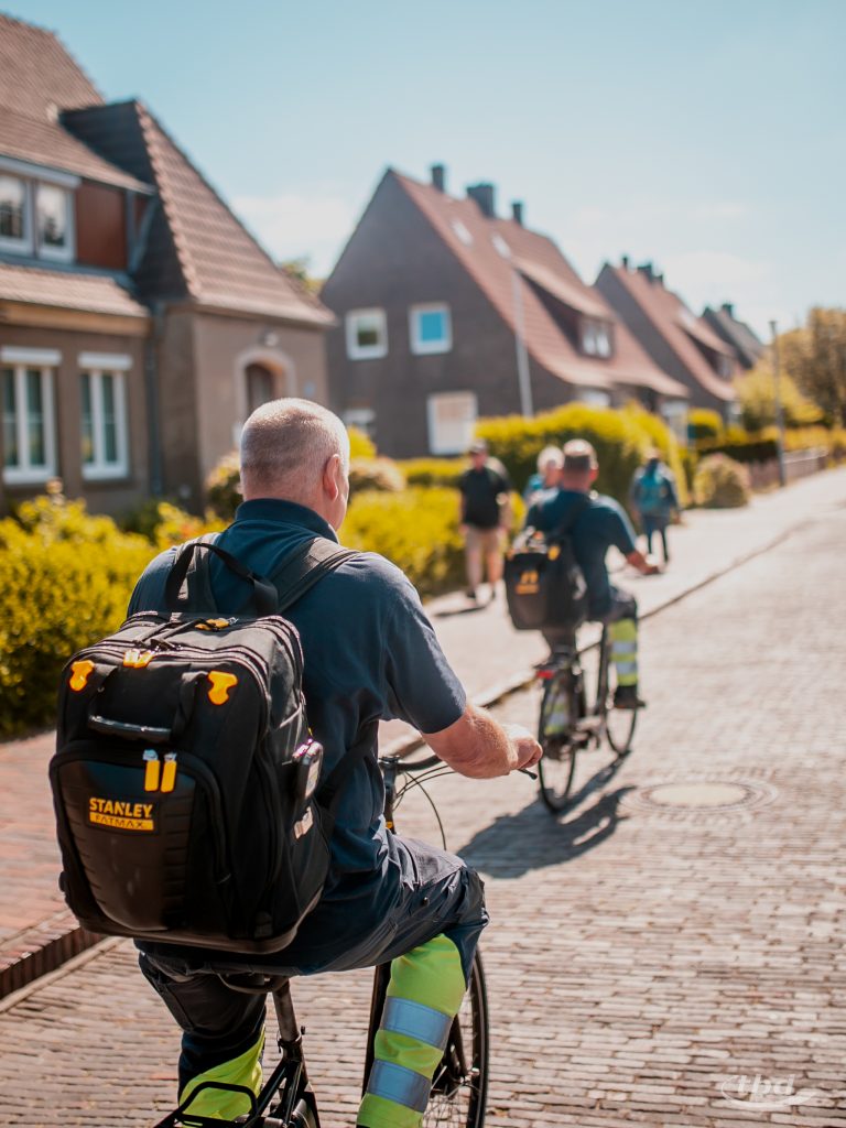 Mit Rad und Rucksack machten Dietmar (vorn) und Theo sich zu ihren Einsätzen auf.