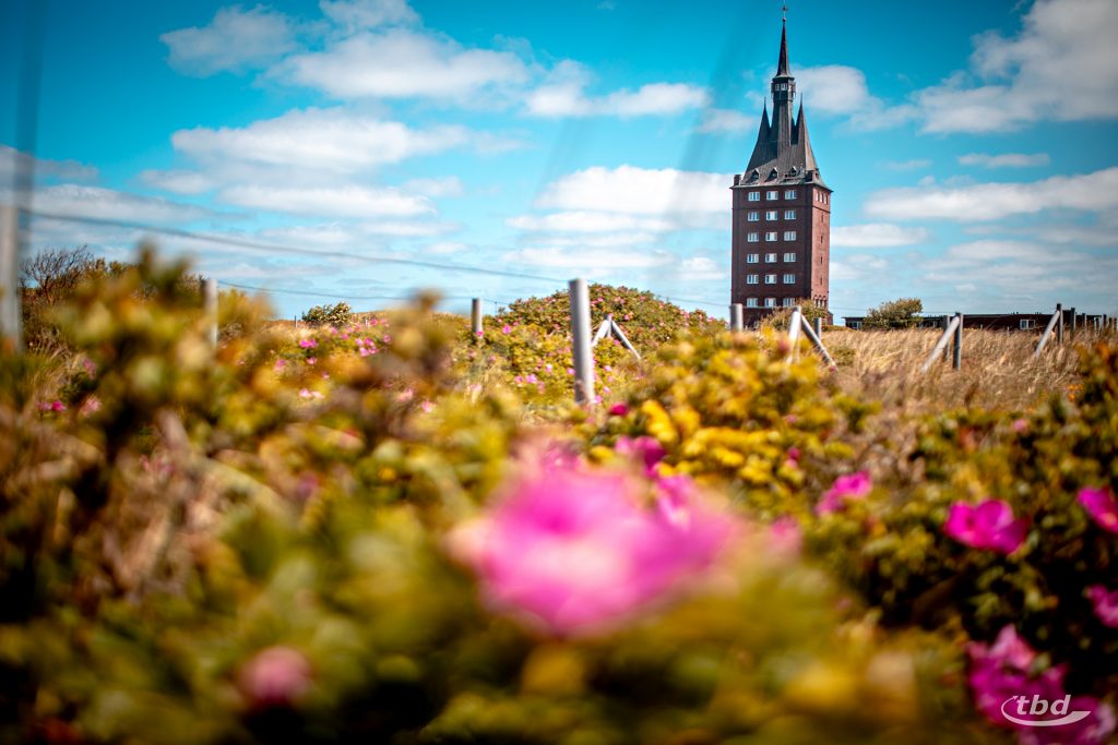 Manchmal führten die Einsatzfahrten unsere Monteure auch am Westturm von Wangerooge vorbei, in dem sich die Jugendherberge befindet.