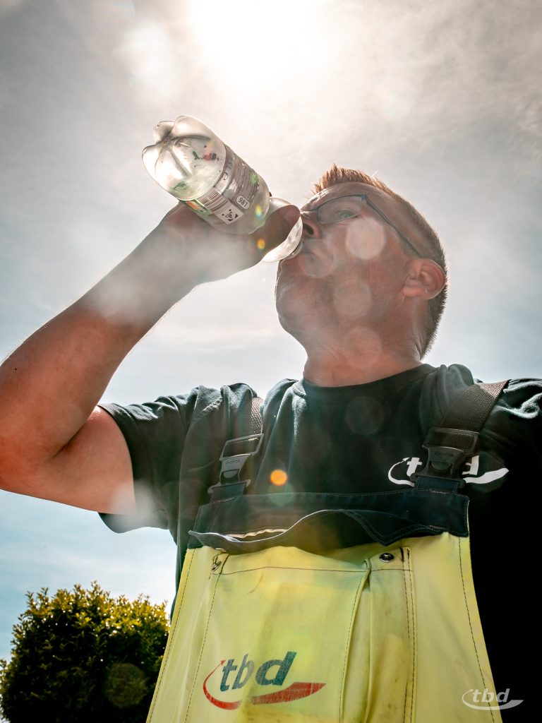 Ausreichend viel trinken: so wichtig bei Arbeiten in Hochsommerhitze.