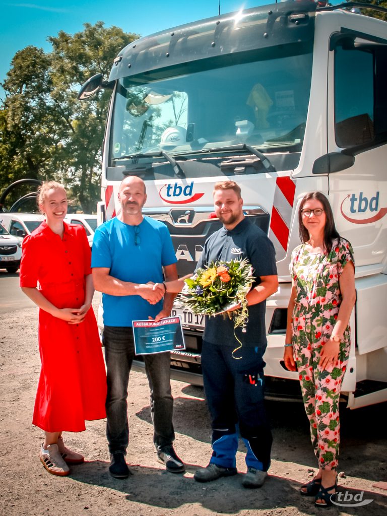 Blumen und einen symbolischen Scheck für die Ausbildungsanerkennung gab es jetzt für Jannick (3. von links). Geschäftsführerin Sina Leuchte (von links), Ausbilder und Heizungsbauermeister Erhard Wagener und Sabine Lohmann aus der Personalabteilung gratulierten und freuen sich mit ihm.