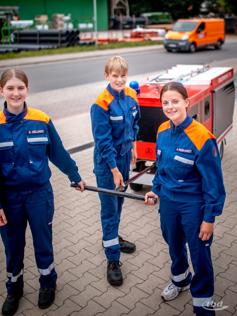 Salina (von links), Janto und Haylie ziehen das "Jugendfeuerwehrauto", mit dem die jungen Einsatzkräfte unter anderem Getränke & Co. auf Wettkämpfen oder Zeltlagern transportieren.