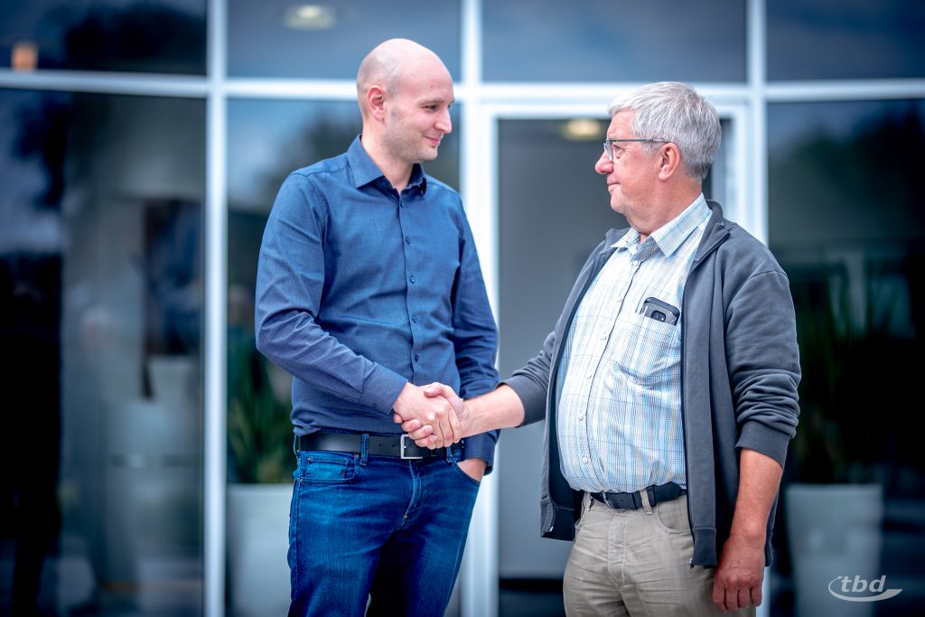 Unser langjähriger Projektleiter und Installateur- und Heizungsbauermeister Helmut Schoon tritt ein Stück weit zurück, bleibt mit seiner Erfahrung aber an Bord - und begrüßt den neuen Abteilungsleiter Tim Stratmann.